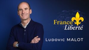 Homme souriant, logo France Liberté, fond bleu